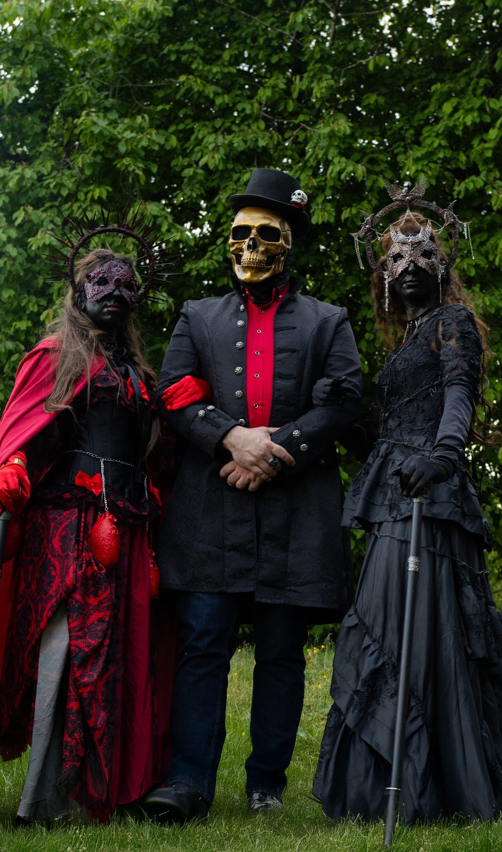 Trio de personnages en costume immersif